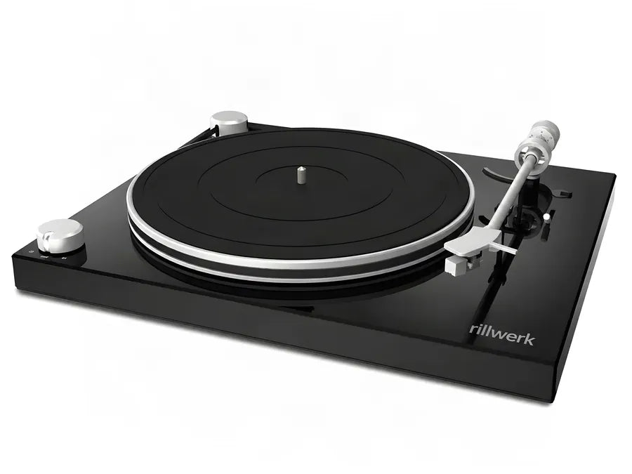 The Rillwerk One: piano-black plinth, aluminum platter with rubber mat, straight tonearm with knurled counterweight
