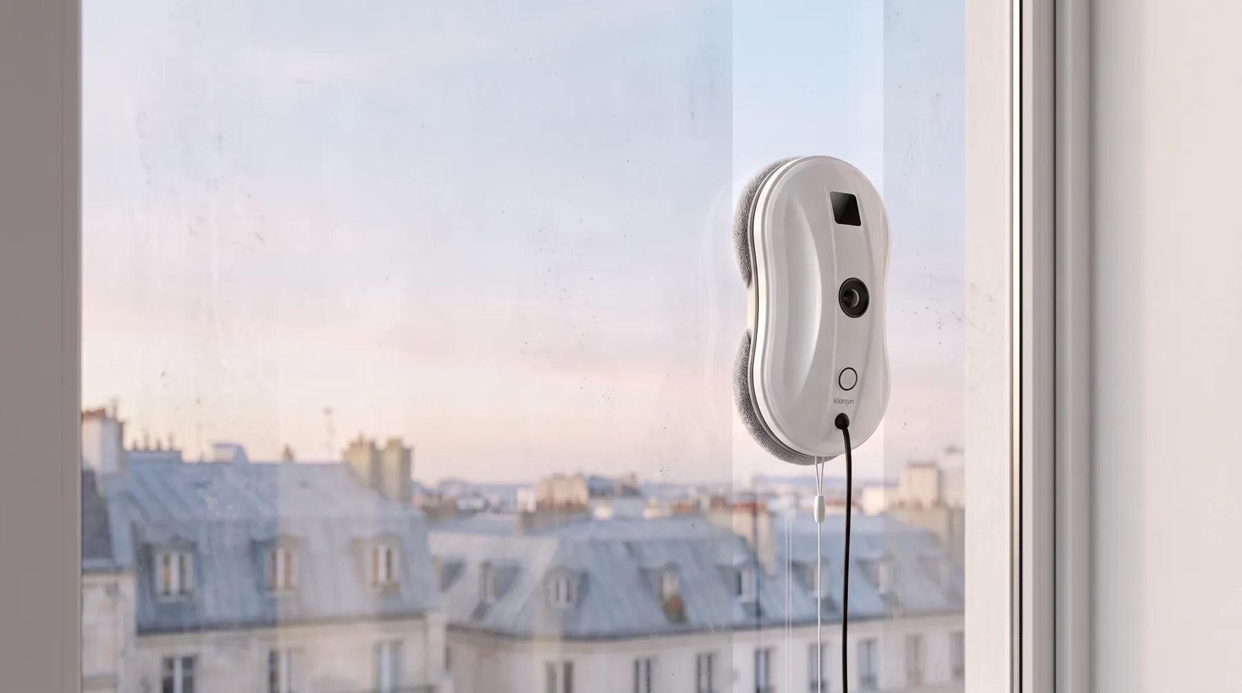 Fensterputzroboter an einem großen Wohnzimmerfenster